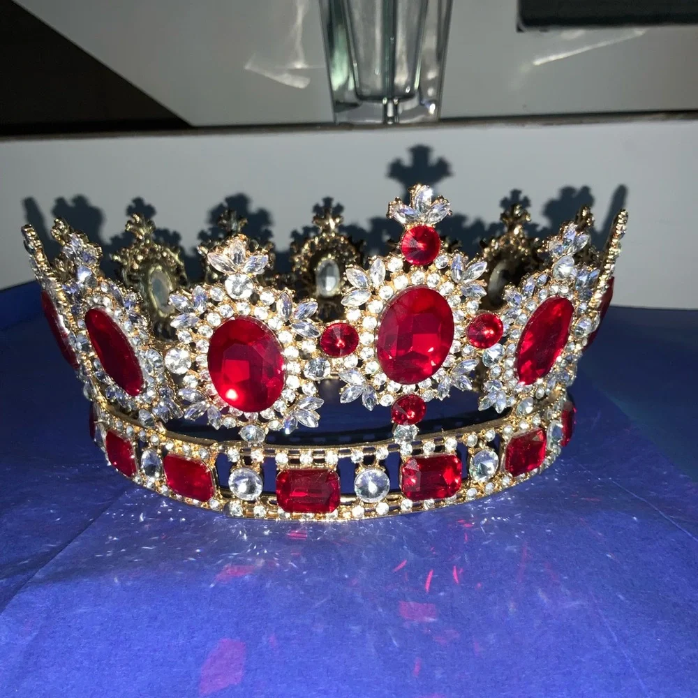 Red crown with gold tone. - Picture 6 of 12